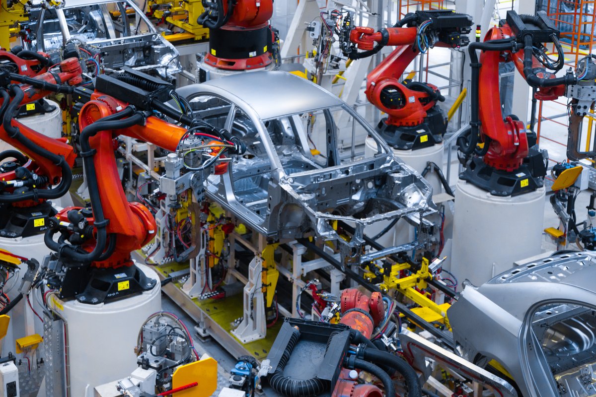 Otomotiv gövde üretim hattında robotik kaynak otomasyonu