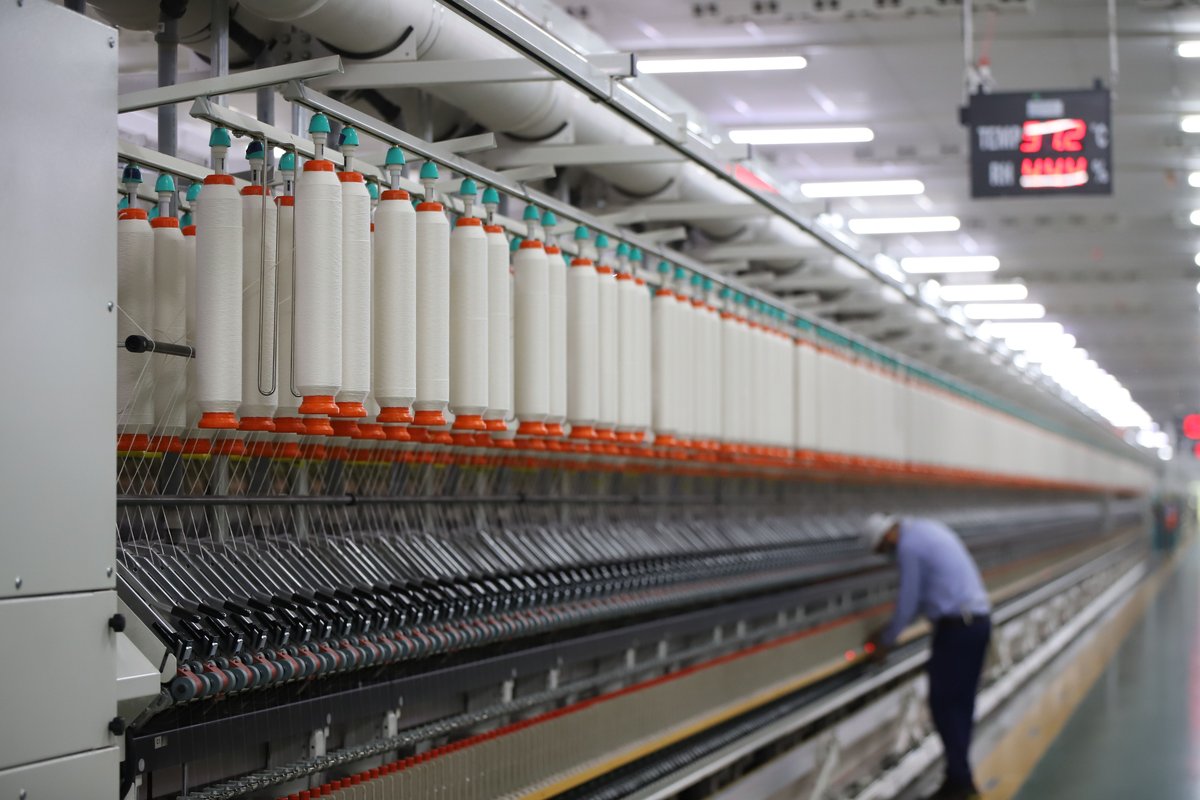 Tekstil fabrikasında iplik eğirme makinesi hattı
